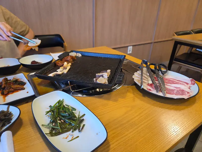 차돌삼합을 즐기는 모습