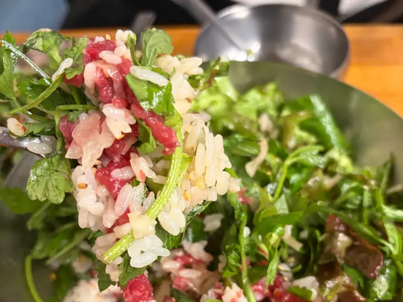 육회비빔밥 한 젓가락