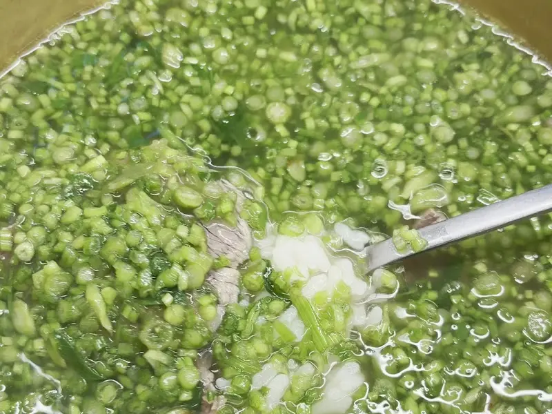 미나리 가득한 곰탕