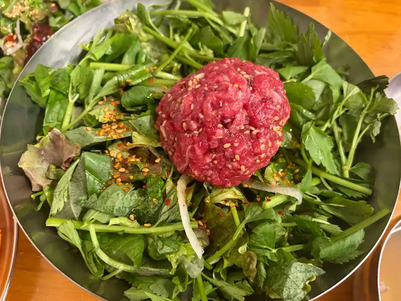 미나리 곰탕과 육회비빔밥