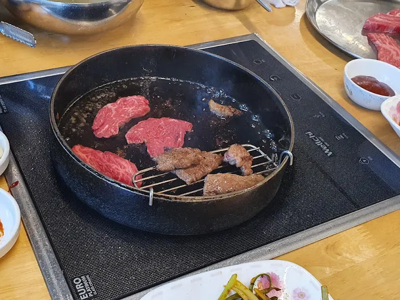 소고기 굽는 모습