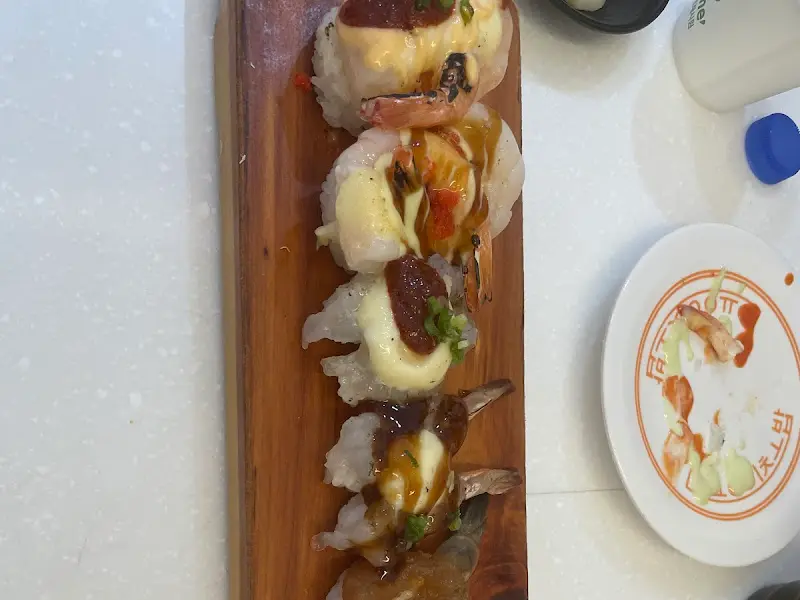 나무 도마에 가지런히 놓인 초밥