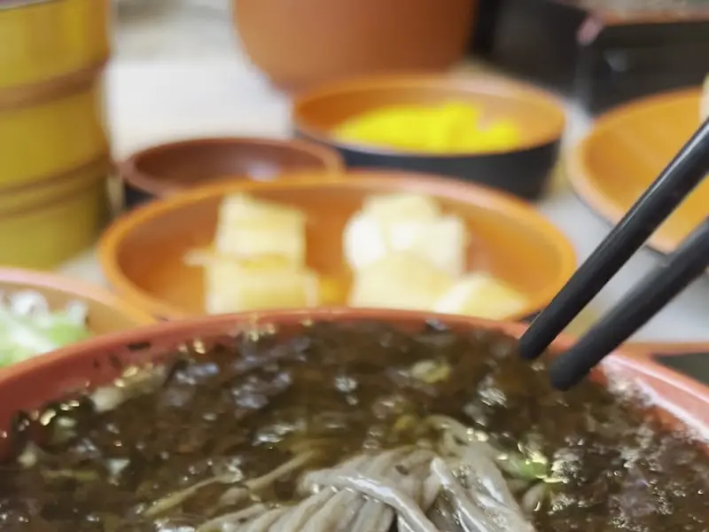 소바 육수에 면을 적셔 먹는 모습