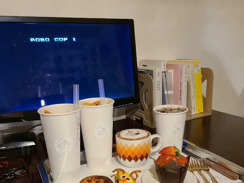 게임기와 음료, 디저트가 함께 놓여있는 모습
