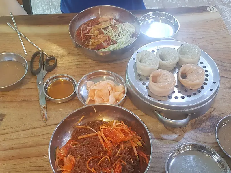 냉면과 만두 한 상 차림