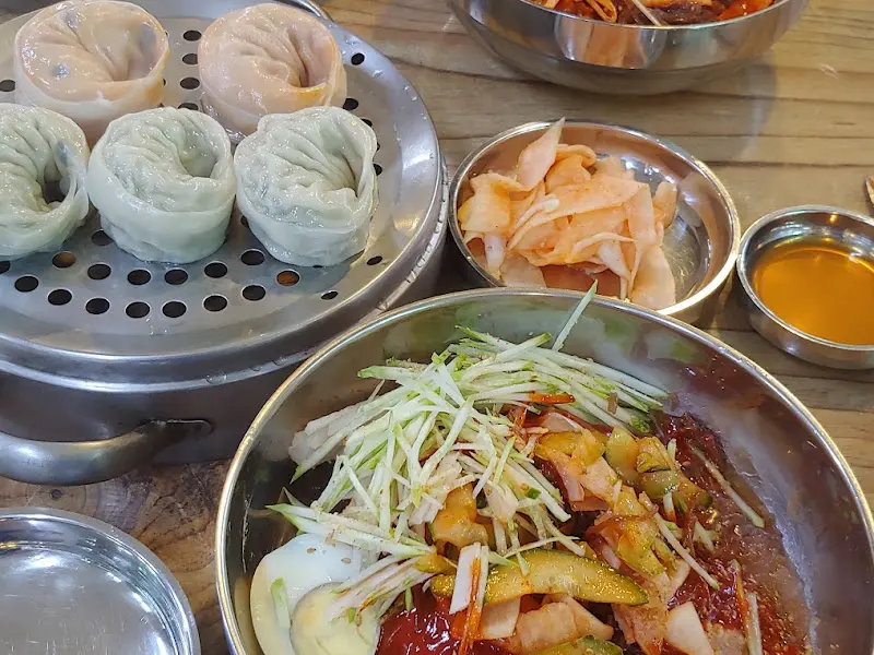 냉면과 만두 클로즈업