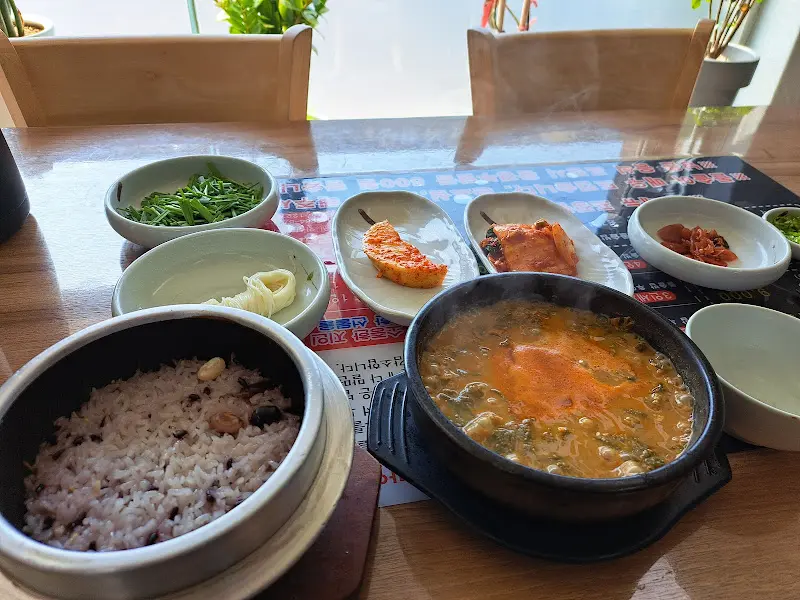 푸짐한 밑반찬과 추어탕