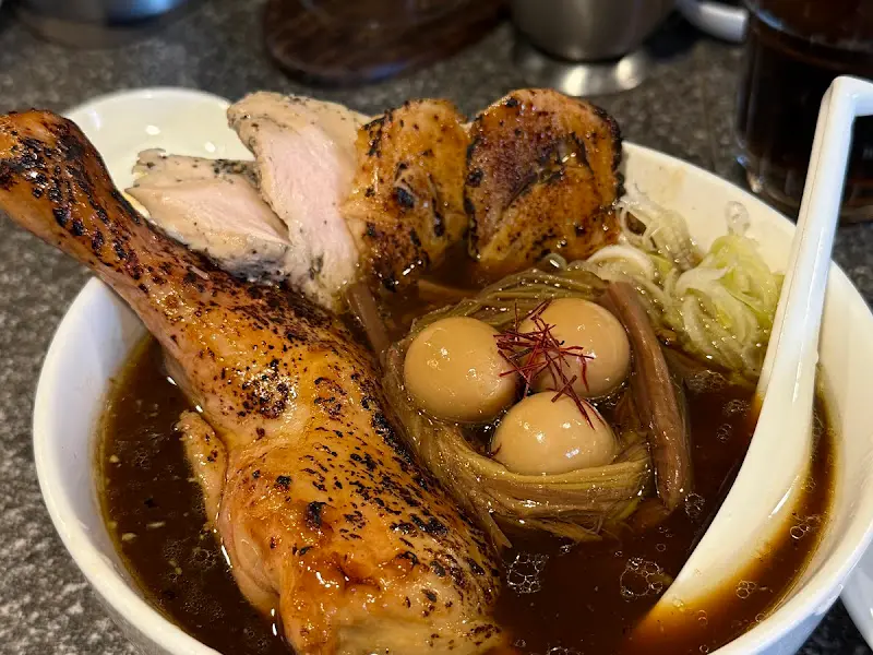 흑닭 라멘의 푸짐한 토핑