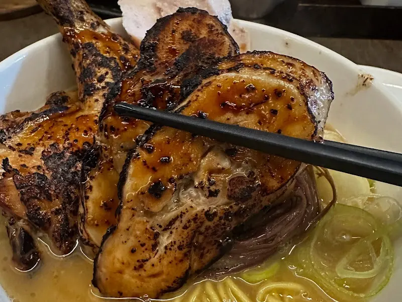 라무라 흑닭 라멘의 닭다리