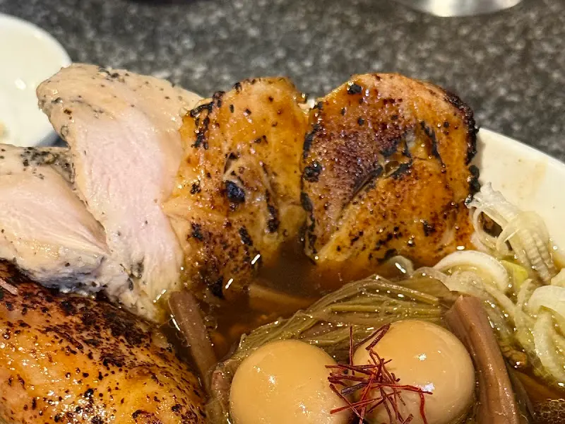 라무라 흑닭 라멘의 닭가슴살