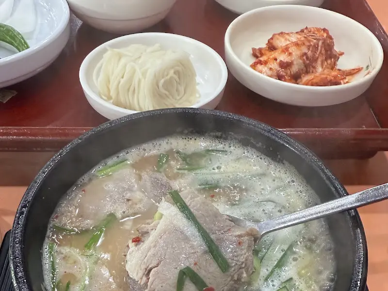 국물에 잠긴 돼지고기의 모습