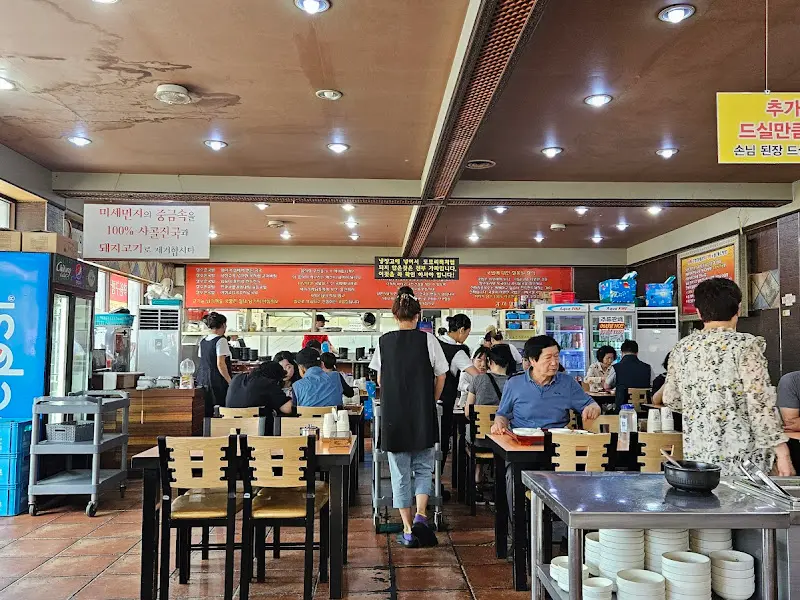 식당 내부 전경