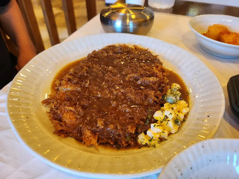 돈까스와 콘샐러드