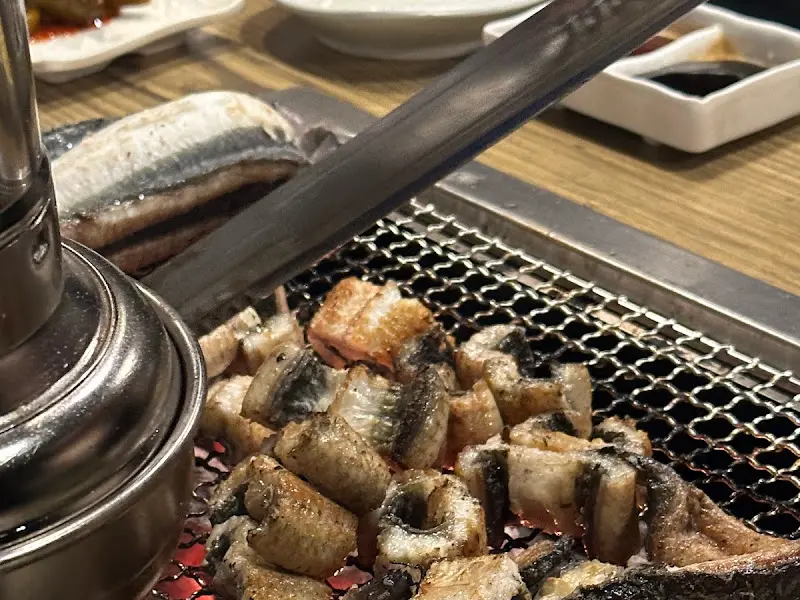 숯불 위에서 노릇하게 익어가는 장어