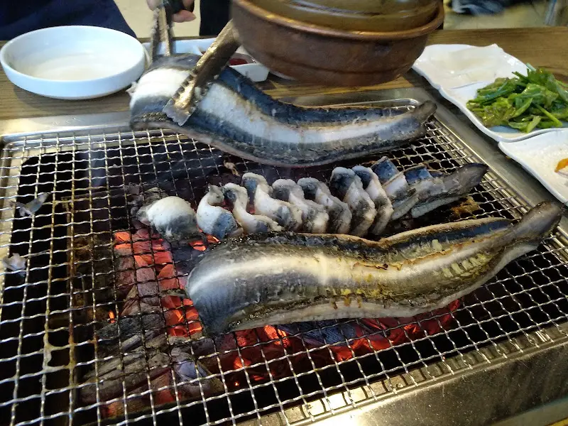 숯불 위에서 구워지는 큼지막한 장어