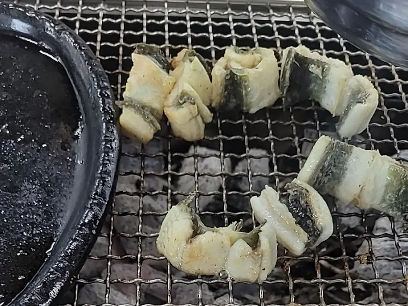 먹기 좋게 잘린 장어 조각들