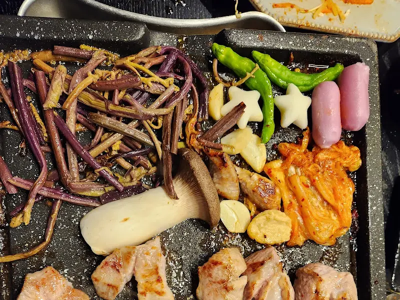 불판 위의 고사리와 김치