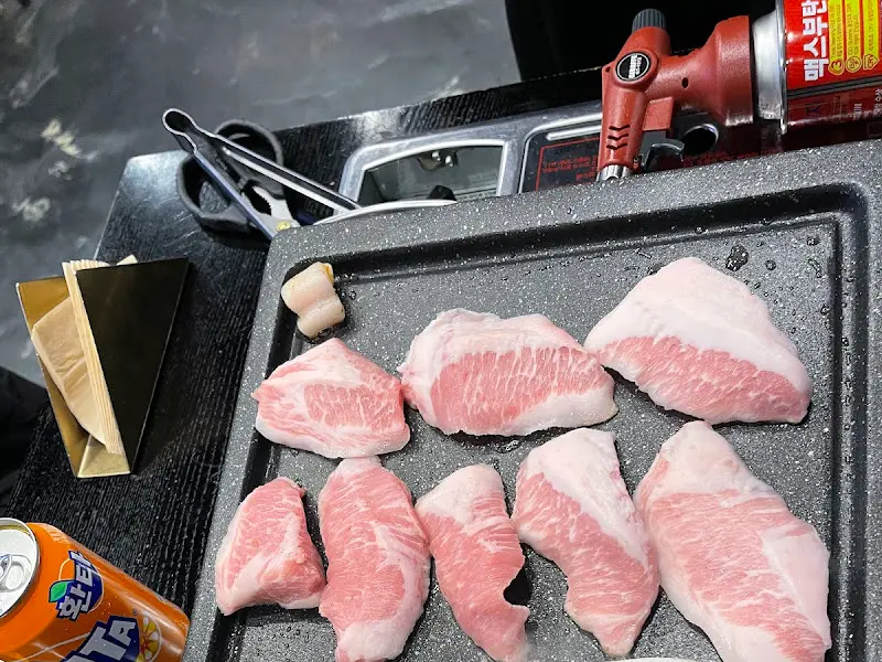 토치로 불맛을 입히는 모습