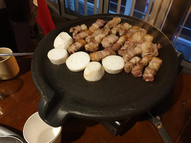 불판 위의 삼겹살과 버섯