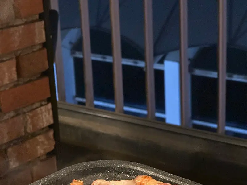 창가 좌석에서 보이는 바깥 풍경