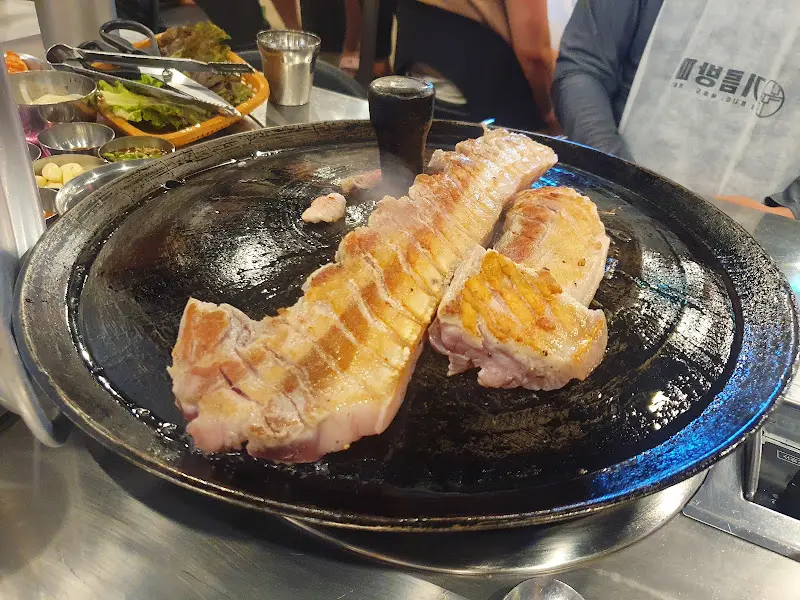 솥뚜껑 위에 올려진 미박삼겹살