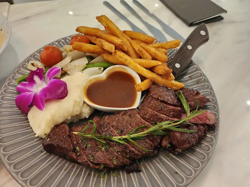 채끝 스테이크의 아름다운 플레이팅