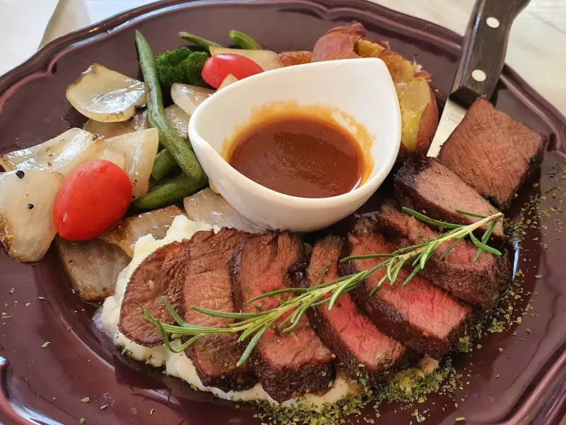 또 다른 플레이팅의 스테이크