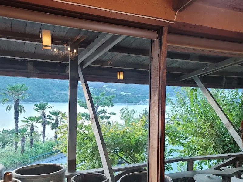 넓은 창밖으로 보이는 푸른 바다와 섬들의 조화가 아름다운 풍경