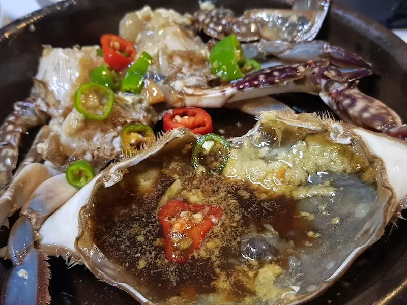 신선한 게살과 붉은 고추, 쪽파가 곁들여진 먹음직스러운 간장게장