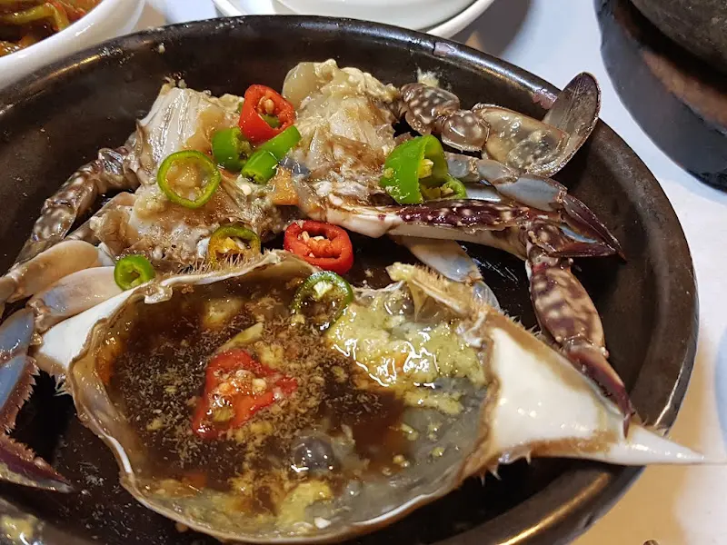 게딱지에 밥을 비벼 먹는 모습