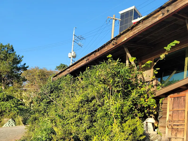 식당 건물 외관과 주변을 둘러싼 푸르른 나무들