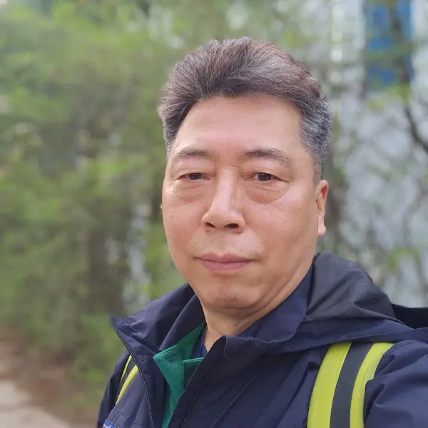 어딘가를 응시하는 남자