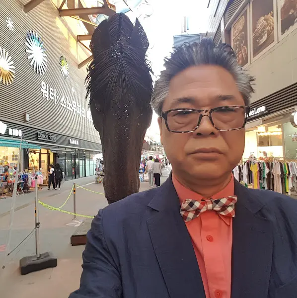 말머리 동상 앞에서 포즈를 취한 남자