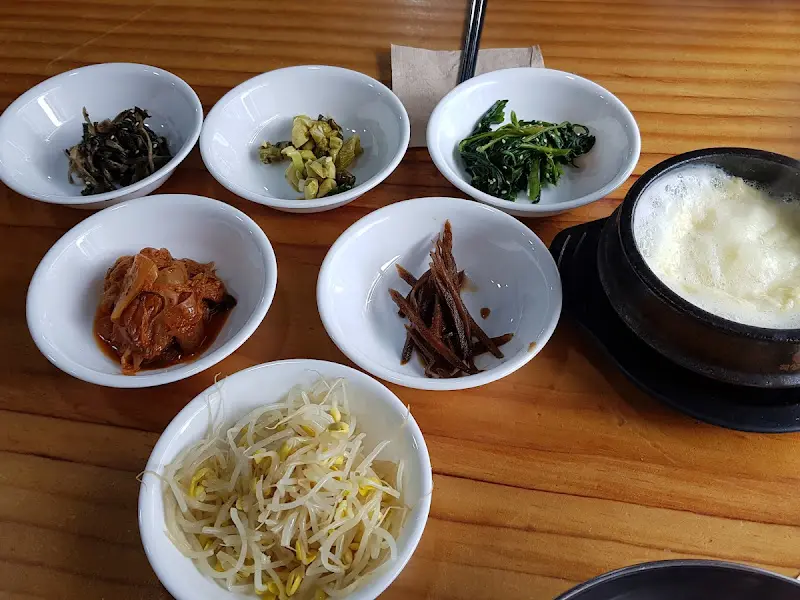 정갈하게 차려진 밑반찬