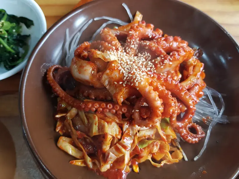 매콤한 양념에 버무려진 낚지볶음