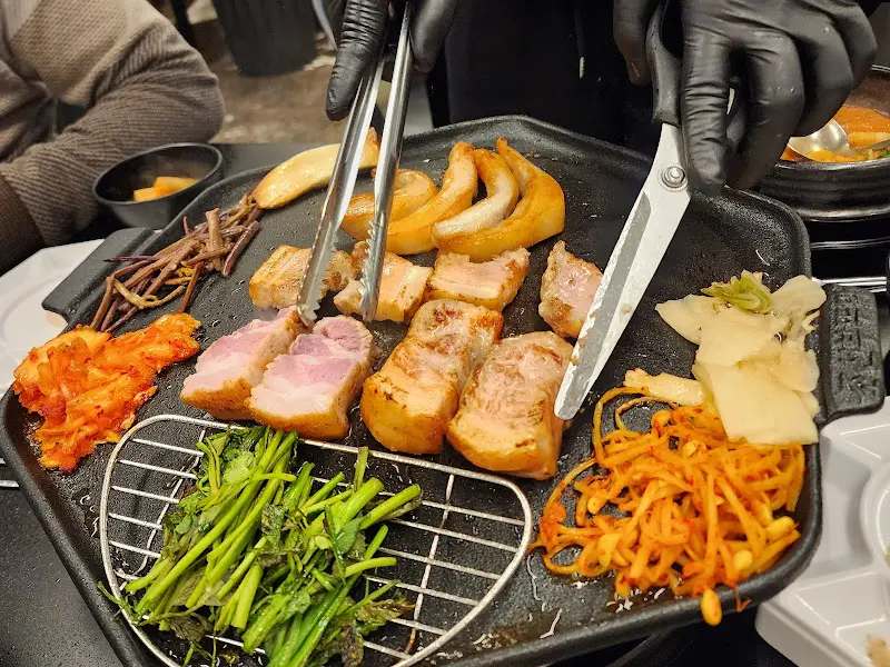 직원이 고기를 구워주는 모습