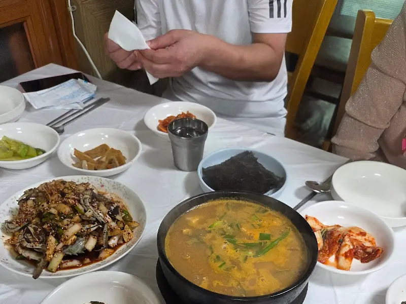 정갈하게 차려진 만나회관의 한 상 차림