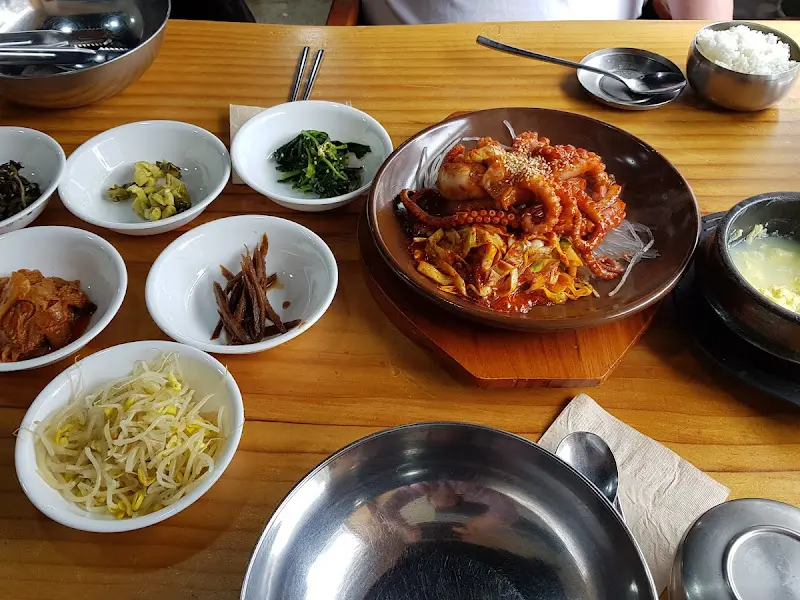 한상 가득 차려진 낚지볶음 정식