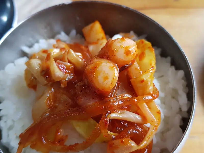 밥 위에 낚지볶음을 올려 한 입