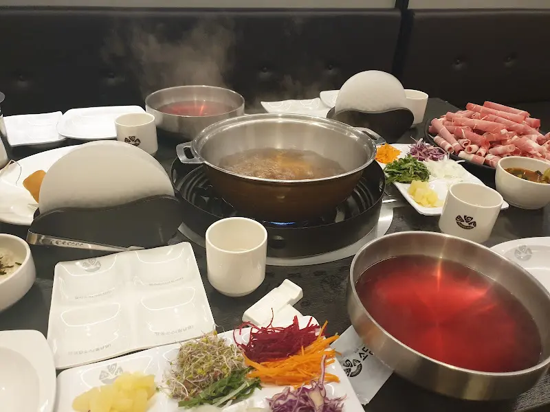 테이블 가득한 샤브샤브와 월남쌈 재료