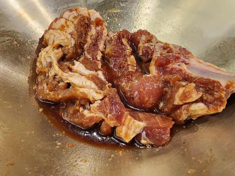 양념에 푹 재워진 돼지갈비의 모습