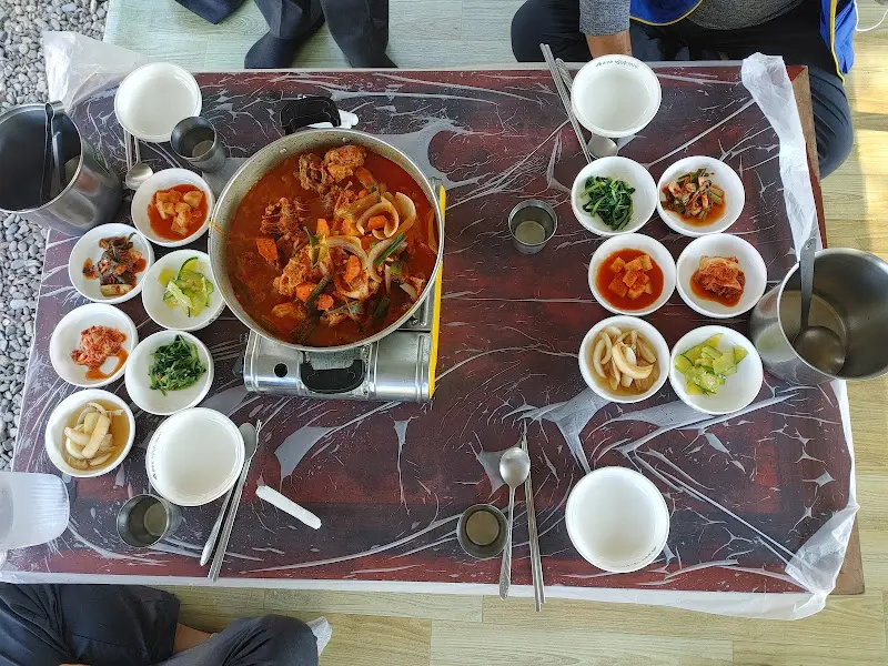 테이블 위에 놓인 닭볶음탕과 밑반찬