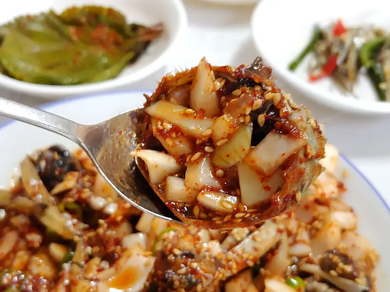 참게와 양파의 조화가 돋보이는 참게장