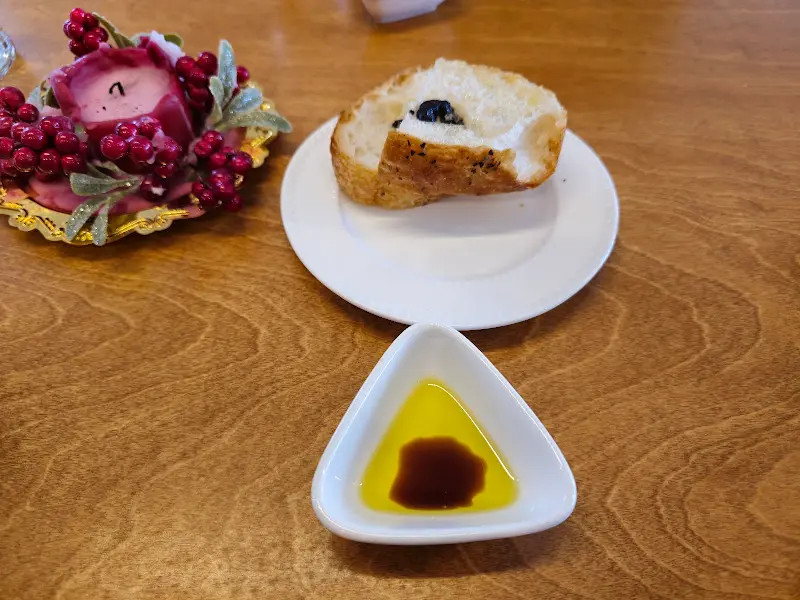 테이블 위에 놓인 식전빵과 소스, 곁들여진 장식