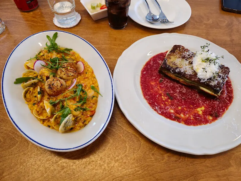 라자냐와 리조또가 테이블 위에 놓여 있는 모습