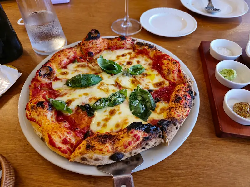 테이블 위에 놓인 마르게리타 피자