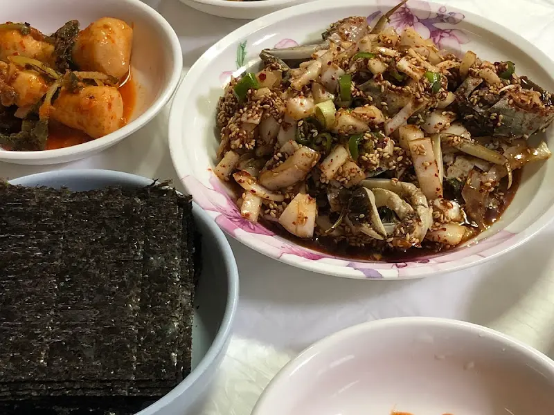 김에 밥과 참게장을 올려 먹으면 환상적인 맛