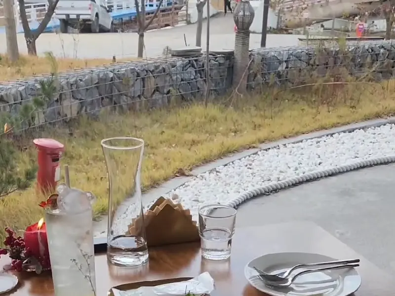 테이블에 놓인 음료와 식기, 창밖으로 보이는 풍경