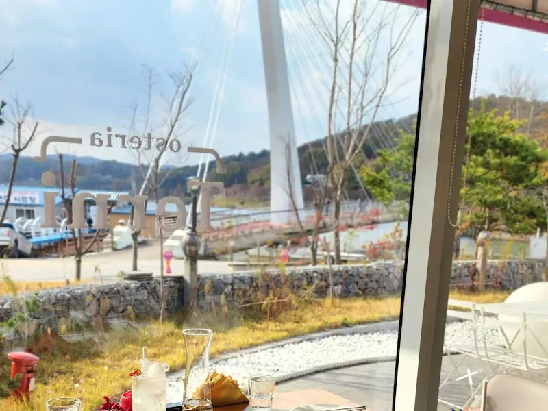 레스토랑 창밖으로 보이는 신정호와 다리