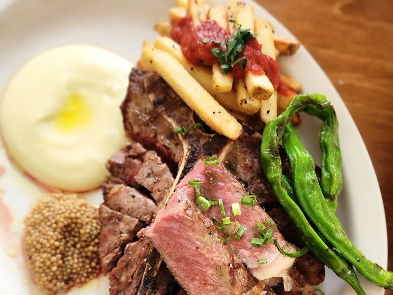 스테이크와 гарнир가 담긴 접시